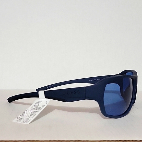 GUESS GF0209 Men's Sunglasses - Picture 3 of 6